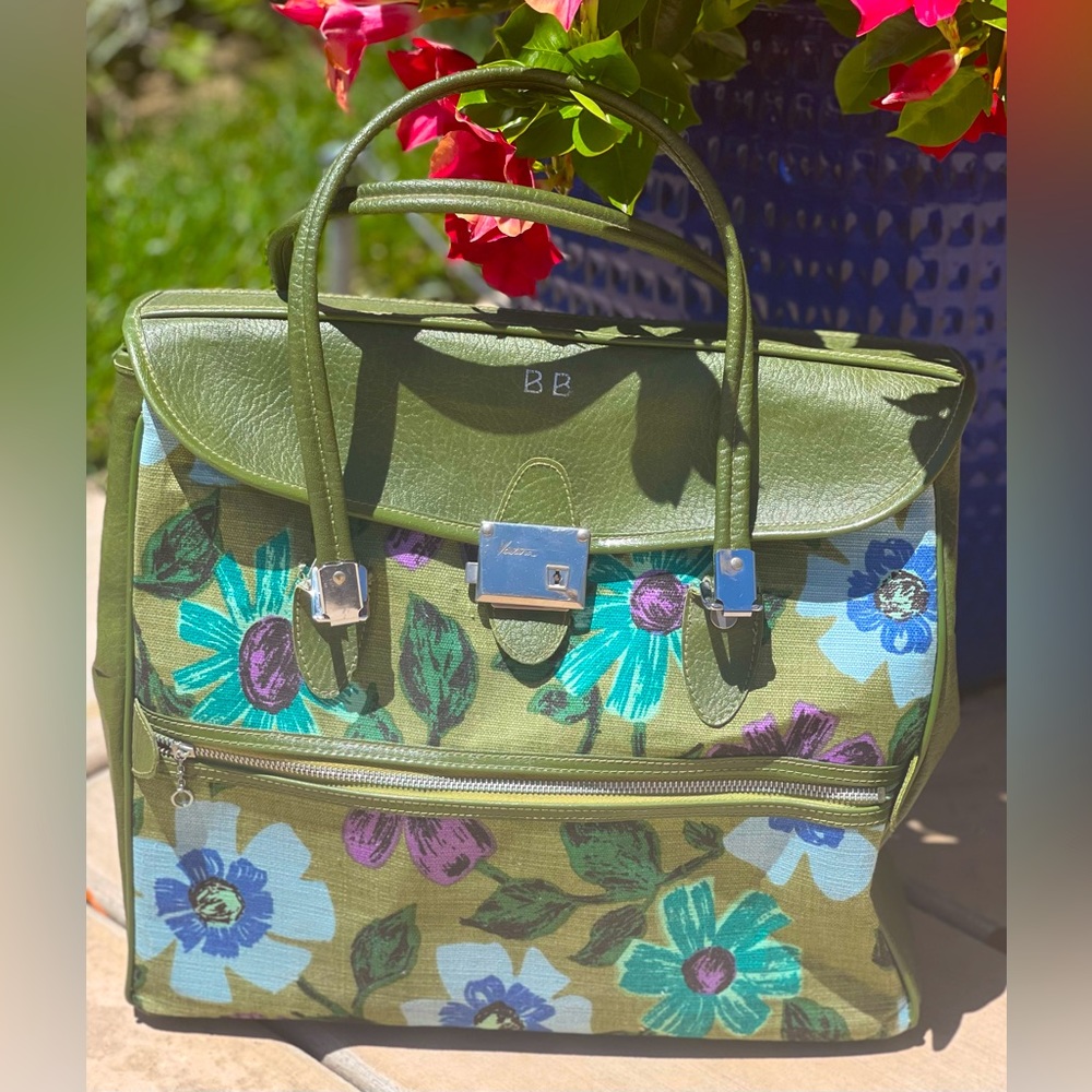💚 Vintage 70’s Locking Carry On Floral Green